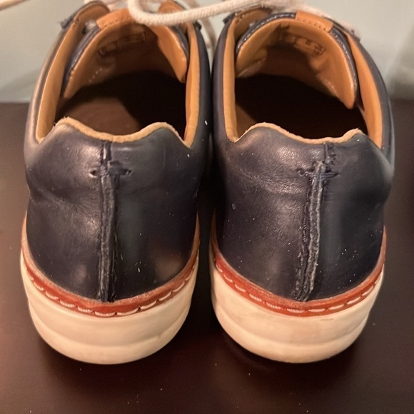 Women’s Navy, white trim and laces Unstructured Clark’s leather shoes, size 6​ - Picture 2 of 6